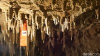 Tiket masuk ke Okinawa World bervariasi paketnya dan harga tertinggi bisa memasuki semua wahana. Harganya dimulai dari 620 Yen sampai 2.300 Yen. Pengamatan terhadap pertumbuhan stalaktit (Masaul/detikTravel)