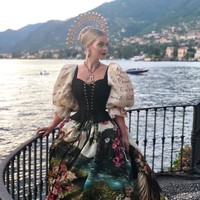 Dalam gelaran yang dihelat di tepi Sungai Como, Lombardy, Italia, Kitty Spencer menebar pesonanya dalam balutan gaun bergaya barok dengan lengan bervolume nan dramatis. (Foto: Instagram/@kitty.spencer)