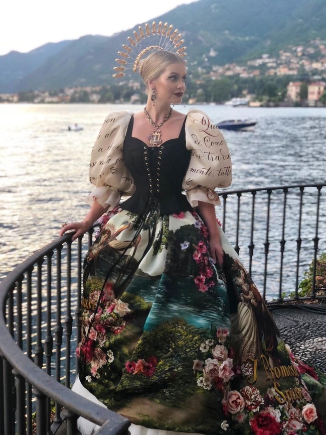 Dalam gelaran yang dihelat di tepi Sungai Como, Lombardy, Italia, Kitty Spencer menebar pesonanya dalam balutan gaun bergaya barok dengan lengan bervolume nan dramatis. (Foto: Instagram/@kitty.spencer)