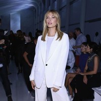 Dengan karakter gayanya yang terkadang seksi dan edgy, bukan tidak mungkin jika Hailey memilih sesuatu yang berbeda untuk pernikahannya. Misal, setelan putih seperti yang dikenakannya saat menghadiri fashion show DKNY 2015 lalu. (Foto: Getty Images)