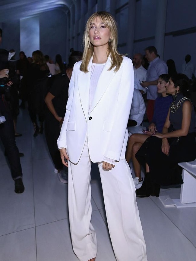 Dengan karakter gayanya yang terkadang seksi dan edgy, bukan tidak mungkin jika Hailey memilih sesuatu yang berbeda untuk pernikahannya. Misal, setelan putih seperti yang dikenakannya saat menghadiri fashion show DKNY 2015 lalu. (Foto: Getty Images)