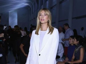 5 Sneakers Hingga Jaket untuk Tampil Keren Ala Hailey Baldwin