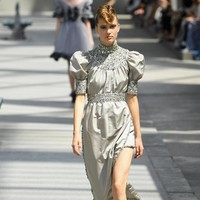 Koleksi-koleksi terbaru Chanel Haute Couture Fall/Winter 2018 dipamerkan dalam peragaan busana bertema High Profile di Paris, Prancis. Selasa 3/7/2018. [Foto: Pascal Le Segretain/Getty Images]