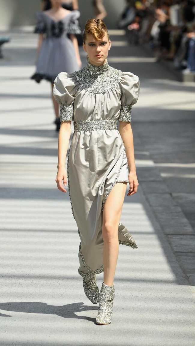 Koleksi-koleksi terbaru Chanel Haute Couture Fall/Winter 2018 dipamerkan dalam peragaan busana bertema High Profile di Paris, Prancis. Selasa 3/7/2018. [Foto: Pascal Le Segretain/Getty Images]