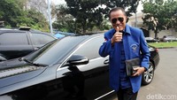 Sekretaris Mejelis Tinggi PD Amir Syamsudin juga hadir. Dia datang dengan mengenakan jas warna biru berlambang Partai Demokrat.