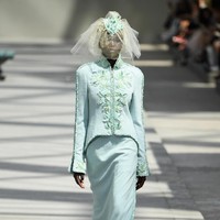 Koleksi-koleksi terbaru Chanel Haute Couture Fall/Winter 2018 dipamerkan dalam peragaan busana bertema High Profile di Paris, Prancis. Selasa 3/7/2018. [Foto: Pascal Le Segretain/Getty Images]