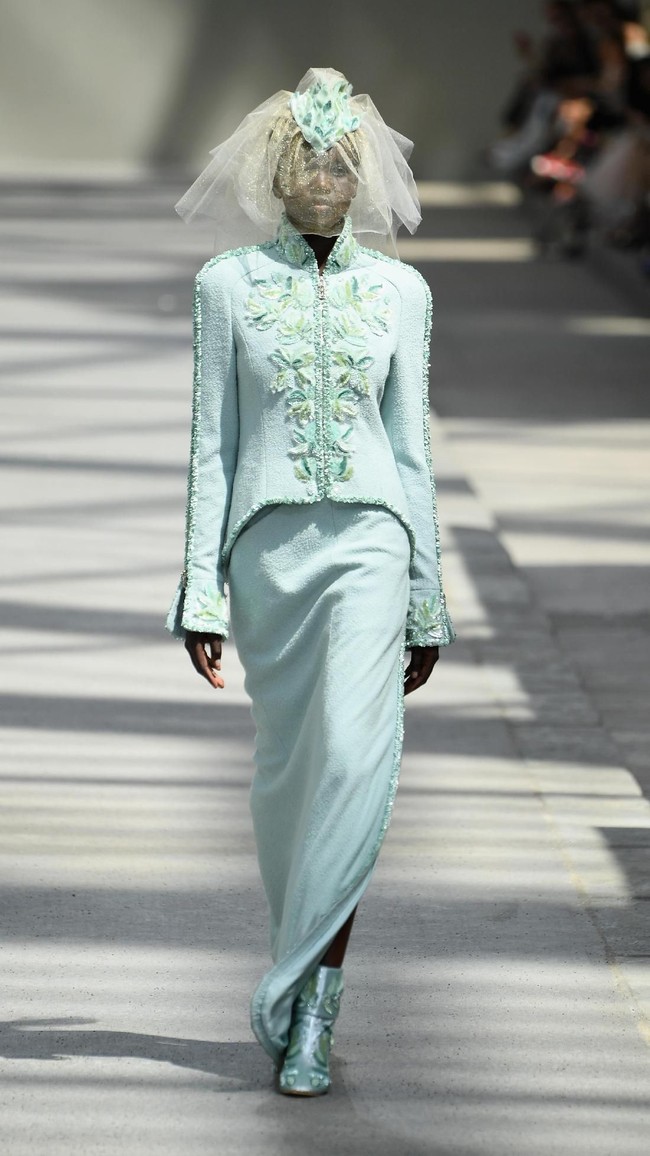 Koleksi-koleksi terbaru Chanel Haute Couture Fall/Winter 2018 dipamerkan dalam peragaan busana bertema High Profile di Paris, Prancis. Selasa 3/7/2018. [Foto: Pascal Le Segretain/Getty Images]