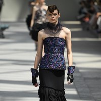 Koleksi-koleksi terbaru Chanel Haute Couture Fall/Winter 2018 dipamerkan dalam peragaan busana bertema High Profile di Paris, Prancis. Selasa 3/7/2018. [Foto: Pascal Le Segretain/Getty Images]