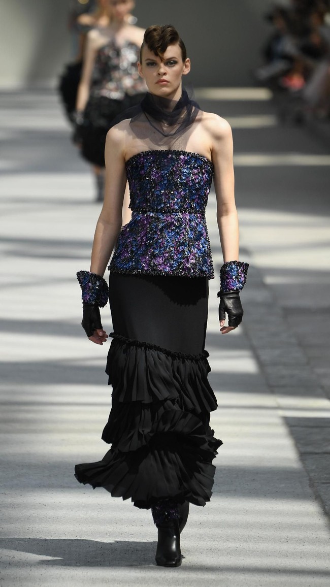 Koleksi-koleksi terbaru Chanel Haute Couture Fall/Winter 2018 dipamerkan dalam peragaan busana bertema High Profile di Paris, Prancis. Selasa 3/7/2018. [Foto: Pascal Le Segretain/Getty Images]