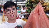 Artis yang hobi dan pintar memasak, Nicky Tirta juga senang berbelanja aneka bahan makanan di pasar. Seperti ini nih! Foto: Instagram @nickytirta