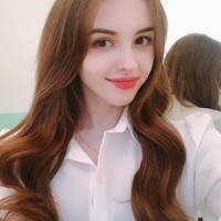 Ia sering meng-cover lagu KPop yang sedang populer dan mengunggah videonya di Youtube. Foto: Instagram @elina_4_22