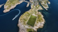Kepulauan Lofoten di Norwegia memiliki Lapangan Bola Henningsvaer yang luar biasa indah. Lapangan di sekitarnya dikelilingi oleh panorama indah (Getty Images)