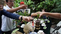Tidak hanya melihat proses dan produksinya saja. Di rumah Casa de Cacao pengunjung juga bisa mencicipi dan mencoba mengelola biji cokelat. Sembari mencicipi, pengunjung nantinya juga akan diceritakan bagaimana sejarah biji kokoa datang ke Filipina (Syanti/detikTravel)  