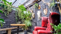 Jika siang hari, pengunjung akan disambut dengan cahaya natural dan hiasan kerangka kelapa hewan seperti rusa yang menempel di dinding. Foto: designmynight - Istimewa