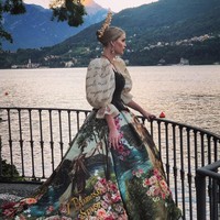 Rok gaun yang megar tampil dengan lukisan bergaya klasik yang menawan. (Foto: Instagram/@kitty.spencer)