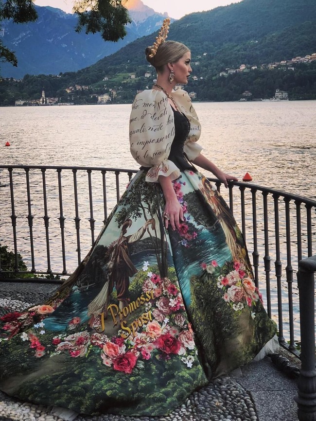 Rok gaun yang megar tampil dengan lukisan bergaya klasik yang menawan. (Foto: Instagram/@kitty.spencer)