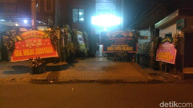 Karangan bunga yang berdatangan
