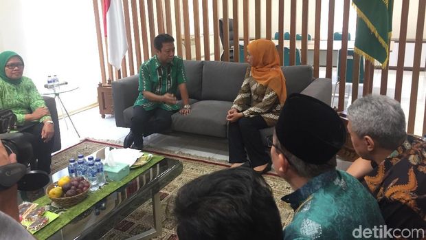 Cagub Jatim Khofifah Indar Parawansa menemui Ketum PPP Romahurmuziy, Senin (9/7/2018)