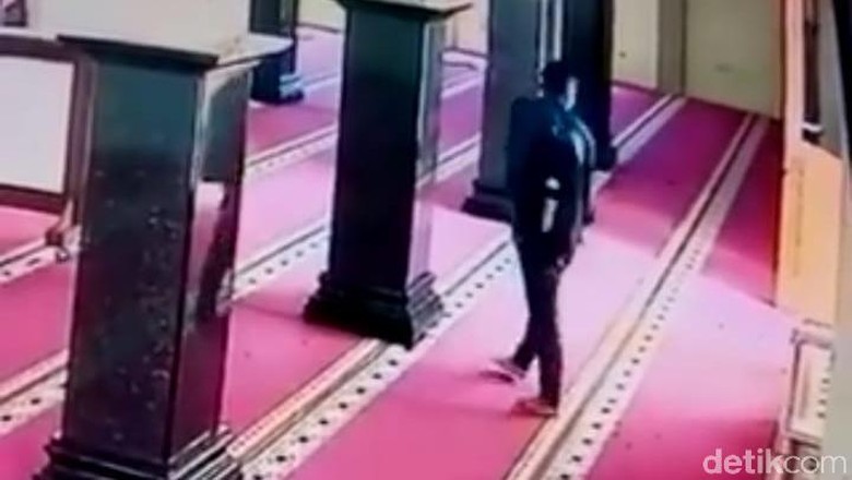 Terekam CCTV, Aksi Pencurian Kotak Amal Masjid di Semarang Terekam CCTV, Aksi Pencurian Kotak Amal Masjid di Semarang