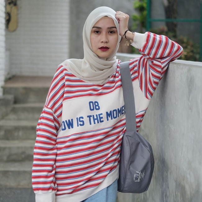 Zaskia Adya Mecca jadi salah satu artis berhijab yang punya gaya yang khas, baik saat bekerja maupun liburan. Ia sering tampil modis tapi tetap praktis karena harus mengurus keempat anaknya. Foto: Instagram/Zaskia Adya Mecca