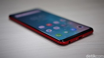 Bagian bawah terdapat port microUSB, jack audio 3,5 mm dan speaker. Foto: Adi Fida Rahman/detikINET