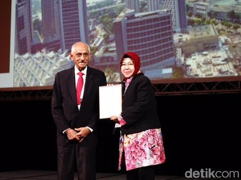 Risma Pamer Keberhasilan Tata Surabaya di Hadapan BPK 41 Negara