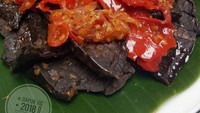  Keren nih @rheawulan88! Ia bikin sendiri paru balado untuk makan siang. Pedesnya pas, manis asinnya juga pas... pokoknya serba pas, katanya. Cobain dong! Foto: Instagram
