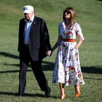 Tidak ketinggalan heels Manolo Blahnik yang warnanya senada dengan sabuk yang meliliti perut langsingnya. (Foto: Getty Images)