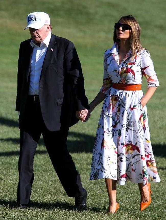 Tidak ketinggalan heels Manolo Blahnik yang warnanya senada dengan sabuk yang meliliti perut langsingnya. (Foto: Getty Images)