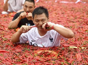 Huaah! Pria Ini Bisa Lahap 50 Cabe dalam Waktu 68 Detik
