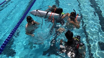 Elon Musk memamerkan kapal selam mini buatannya yang sedang melakukan uji coba. Foto: Twitter/ElonMusk