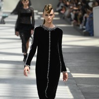 Koleksi-koleksi terbaru Chanel Haute Couture Fall/Winter 2018 dipamerkan dalam peragaan busana bertema High Profile di Paris, Prancis. Selasa 3/7/2018. [Foto: Pascal Le Segretain/Getty Images]