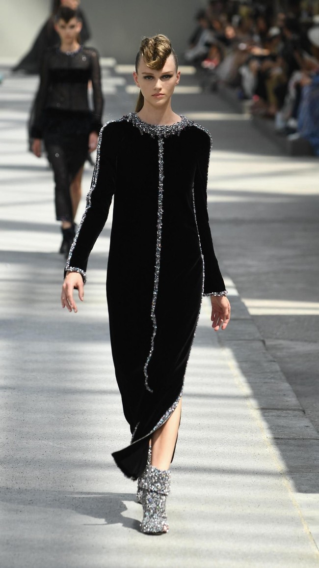 Koleksi-koleksi terbaru Chanel Haute Couture Fall/Winter 2018 dipamerkan dalam peragaan busana bertema High Profile di Paris, Prancis. Selasa 3/7/2018. [Foto: Pascal Le Segretain/Getty Images]
