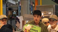 Memiliki gerai kentang, pemilik nama asli Pachara Chirathivat terlihat sedang melayani para pelanggannya. Foto: Instagram @peach_pachara