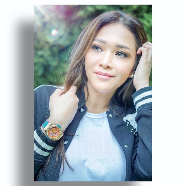 Maia Estianty memamerkan jam tangan Hublot Big Bang Pop Art edisi terbatas. Hanya ada 200 unit jam tangan ini di seluruh dunia. Harganya US$ 31.900 atau Rp 456 juta. Foto: Dok. Instagram