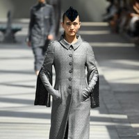 Koleksi-koleksi terbaru Chanel Haute Couture Fall/Winter 2018 dipamerkan dalam peragaan busana bertema High Profile di Paris, Prancis. Selasa 3/7/2018. [Foto: Pascal Le Segretain/Getty Images]