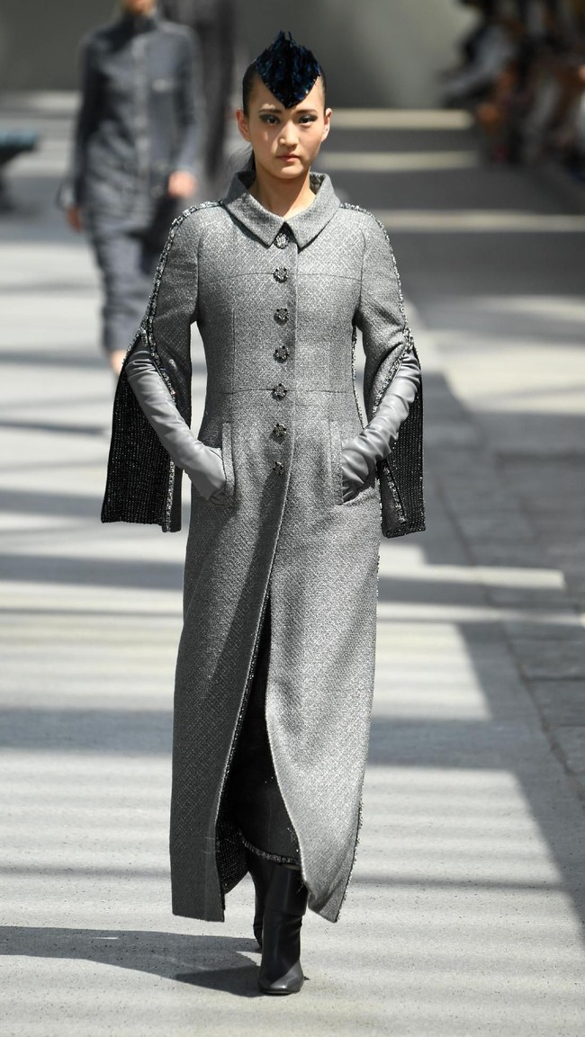 Koleksi-koleksi terbaru Chanel Haute Couture Fall/Winter 2018 dipamerkan dalam peragaan busana bertema High Profile di Paris, Prancis. Selasa 3/7/2018. [Foto: Pascal Le Segretain/Getty Images]
