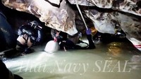 Tim penyelamat saat menyelam menyelusuri gua 4 Juli lalu. Thai Navy Seal/Handout via REUTERS.