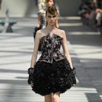 Koleksi-koleksi terbaru Chanel Haute Couture Fall/Winter 2018 dipamerkan dalam peragaan busana bertema High Profile di Paris, Prancis. Selasa 3/7/2018. [Foto: Pascal Le Segretain/Getty Images]