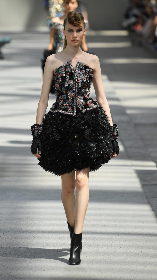 Koleksi-koleksi terbaru Chanel Haute Couture Fall/Winter 2018 dipamerkan dalam peragaan busana bertema High Profile di Paris, Prancis. Selasa 3/7/2018. [Foto: Pascal Le Segretain/Getty Images]