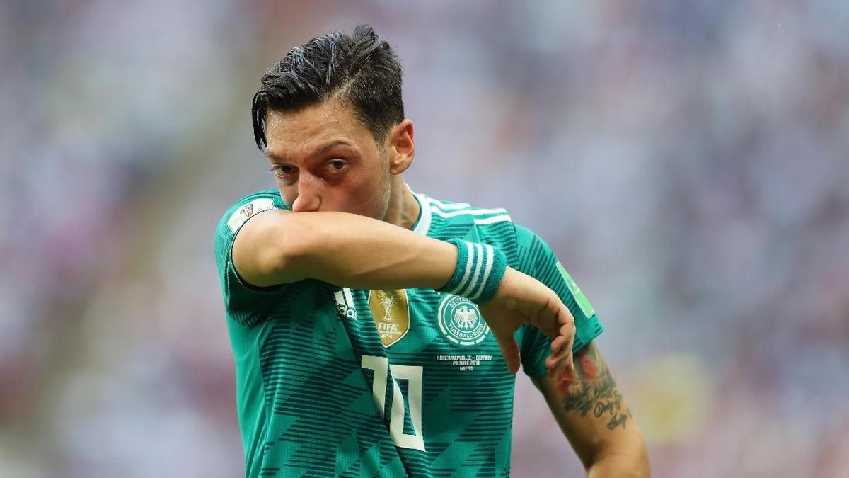 Joachim Loew tak mau lagi membahas Mesut Oezil. (Foto: Catherine Ivill/Getty Images)