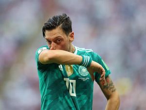 Loew: Oezil Tidak Bakal Balik ke Timnas