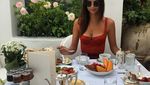 Yuk! Kenalan Sama Model Seksi yang Doyan Makan, Emily Ratajkowski