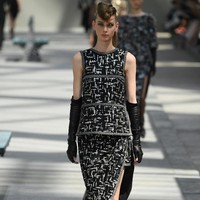 Koleksi-koleksi terbaru Chanel Haute Couture Fall/Winter 2018 dipamerkan dalam peragaan busana bertema High Profile di Paris, Prancis. Selasa 3/7/2018. [Foto: Pascal Le Segretain/Getty Images]