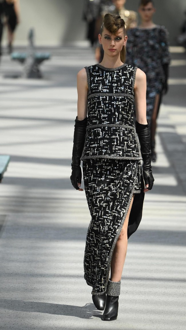 Koleksi-koleksi terbaru Chanel Haute Couture Fall/Winter 2018 dipamerkan dalam peragaan busana bertema High Profile di Paris, Prancis. Selasa 3/7/2018. [Foto: Pascal Le Segretain/Getty Images]