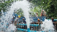 Tim penyelamat terus memompa air keluar. REUTERS/Athit Perawongmetha.
