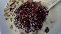 Bubur kacang hijau @debbieyuliandewi ini disajiakn dengan bubur ketan hitam. Pasti mengenyangkan. Foto: Instagram @debbieyuliandew
