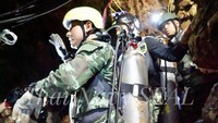 Tim penyelamat menyiapkan tabung-tabung kemudian membimbing mereka hingga ke mulut gua. Thai Navy Seal/Handout via REUTERS.