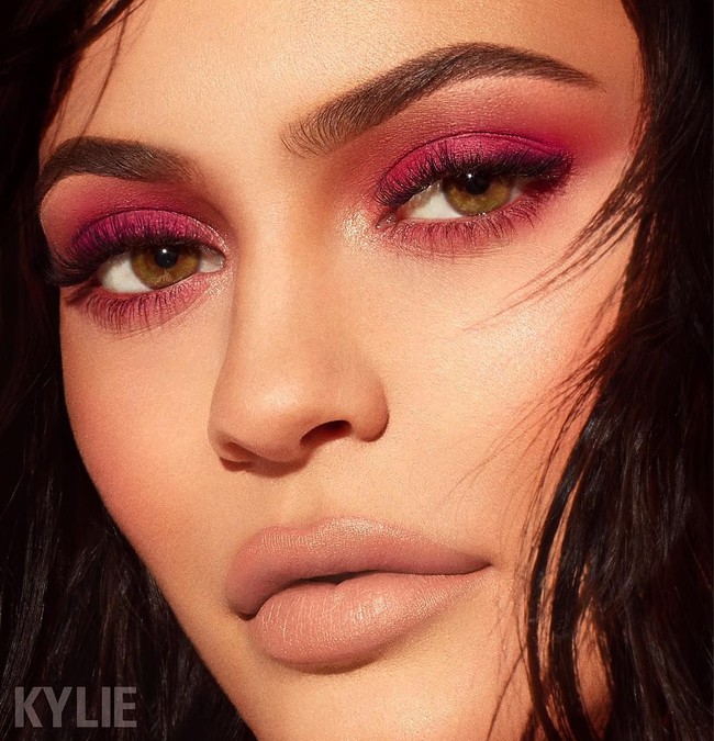 Kabarnya Kylie bolak-balik ke dokter kecantikan dua bulan sekali untuk melakukan filler. Hal tersebut dilakukannya demi menjaga ketebalan bibirnya.  Foto: Instagram