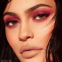 Kabarnya Kylie bolak-balik ke dokter kecantikan dua bulan sekali untuk melakukan filler. Hal tersebut dilakukannya demi menjaga ketebalan bibirnya.  Foto: Instagram